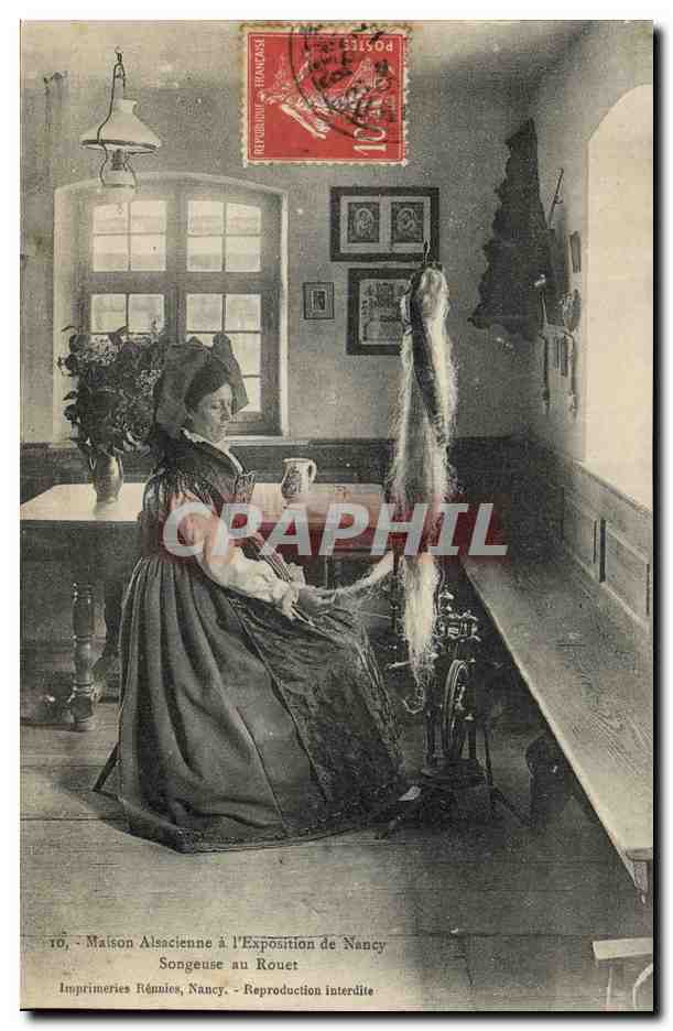 CPA Folklore Alsace Maison Alsacienne a l'Exposition de Nancy Songeuse au rouet