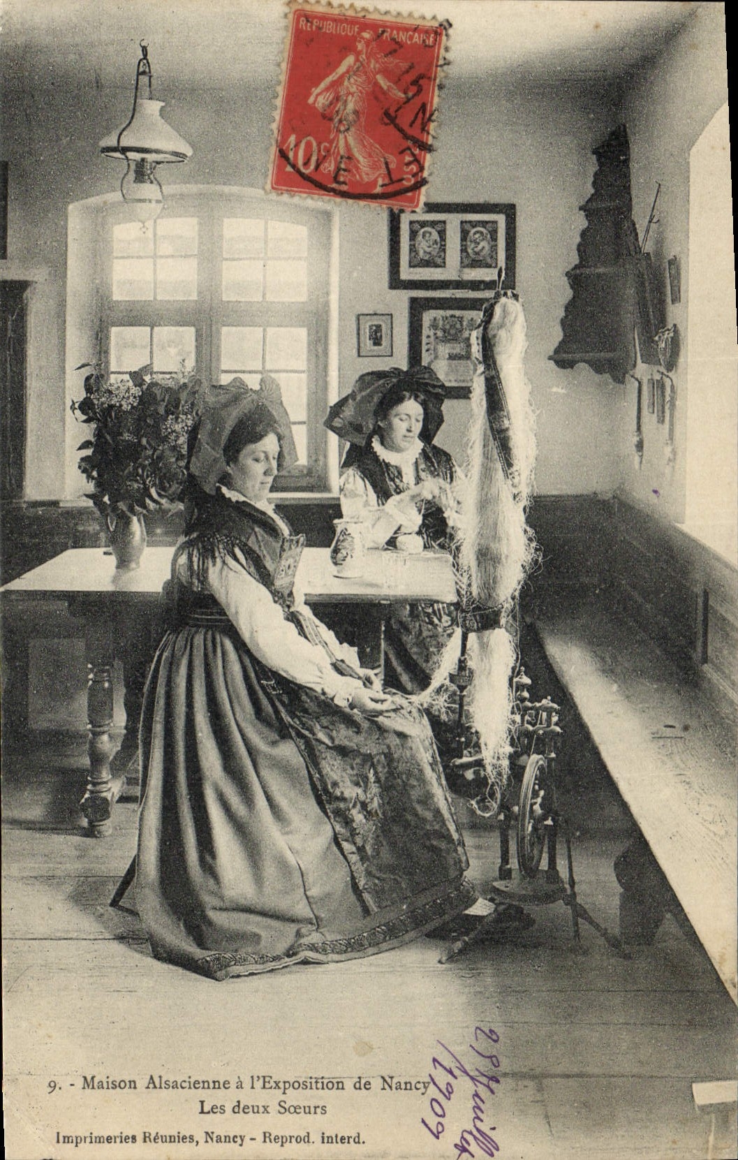 CPA Folklore Alsace Maison Alsacienne a l'Exposition de Nancy Les deux soeurs