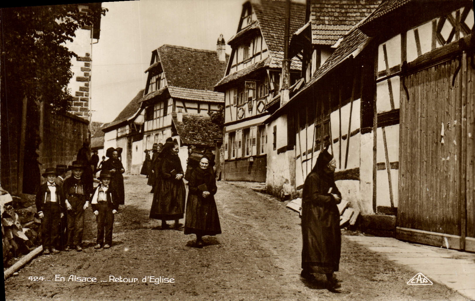 CPA Folklore Alsace Retour d'eglise
