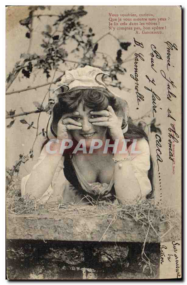 Femme souriante cachant les yeux — A. Garokisue — éditeur inconnu