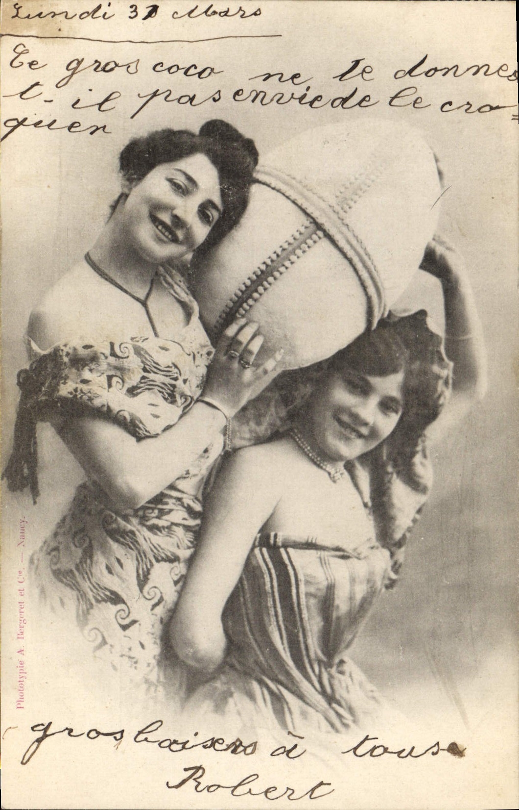 Deux jeunes femmes avec un grand tambour — Nancy — Phototype A. Bergeret et Cie