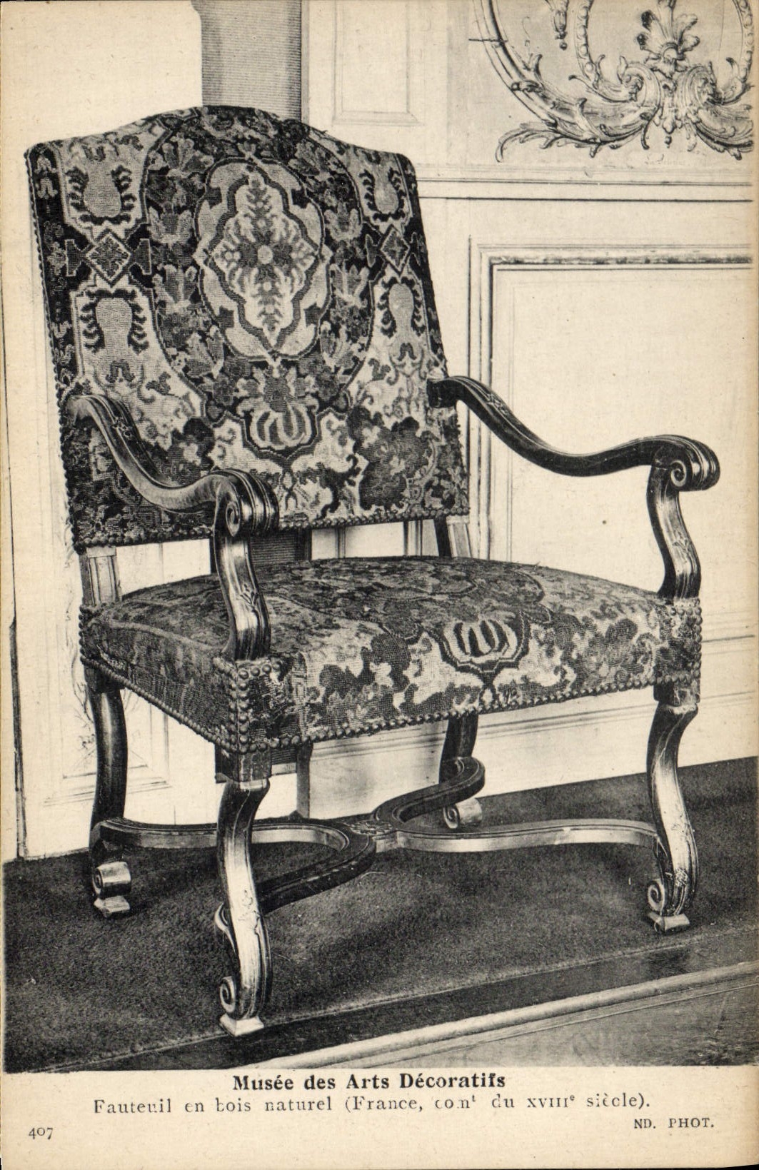 Fauteuil en bois naturel — Musée des Arts Décoratifs — n° 407