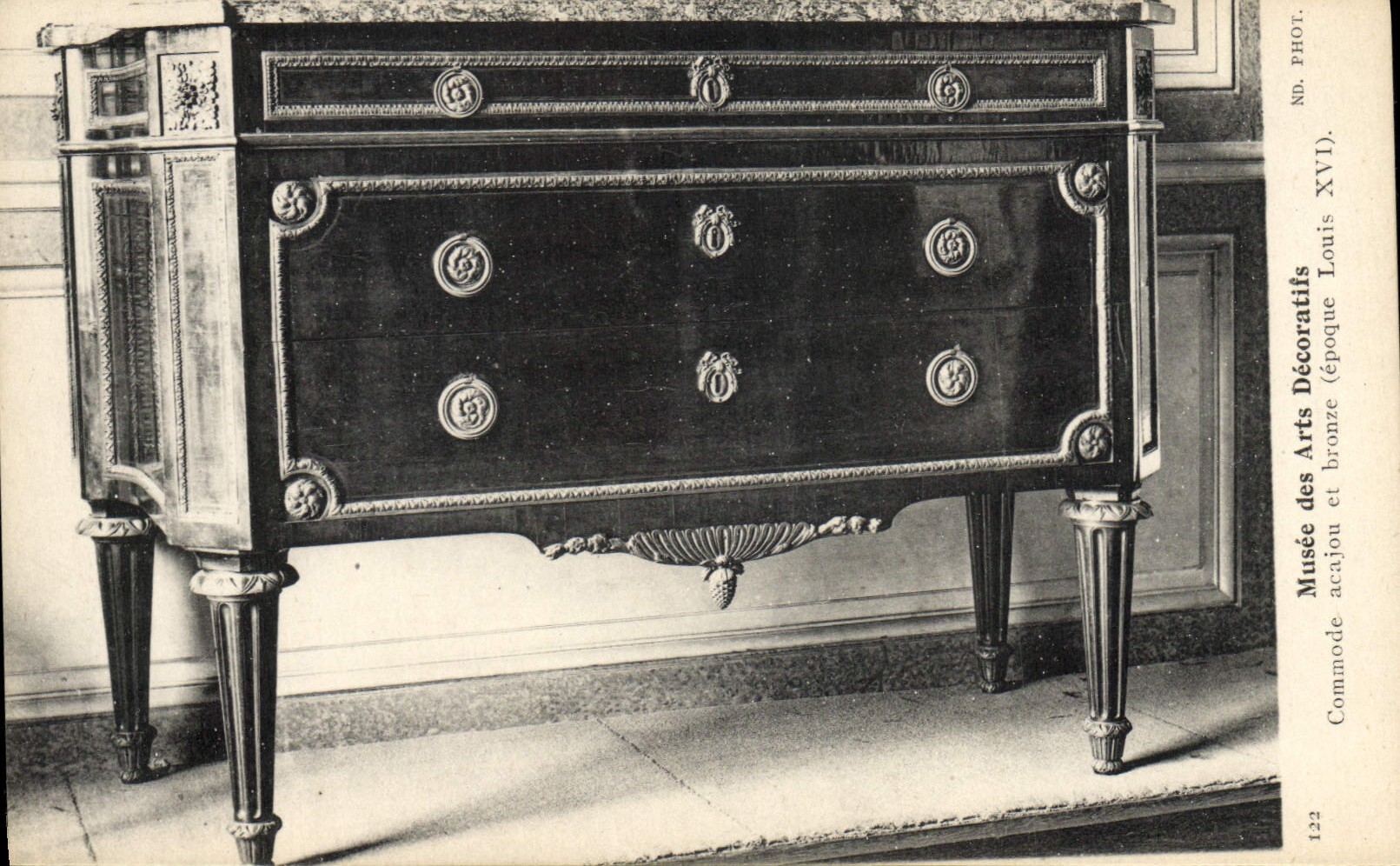 Commode Louis XVI — époque Louis XVI — Musée des Arts Décoratifs — N° 122