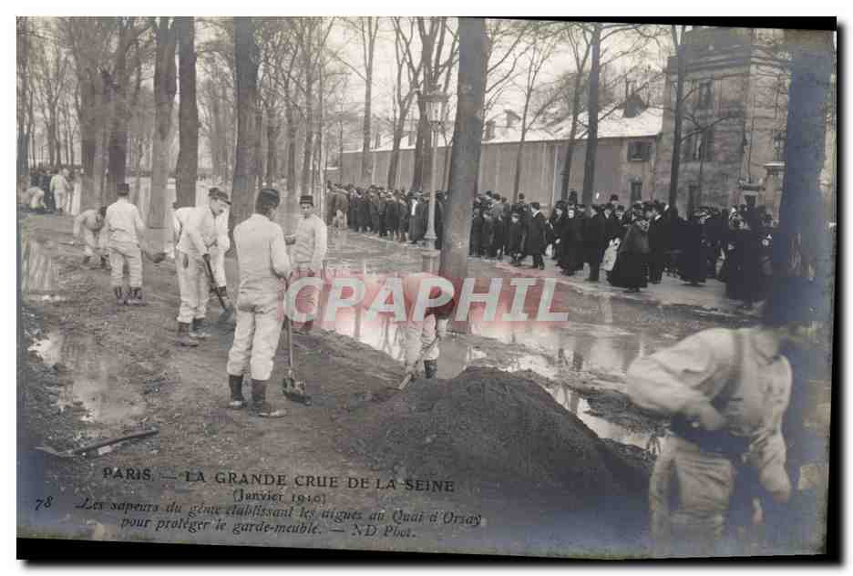 CPA Militaria Paris La Grande Crue de la Seine Janvier 1910 Les sapeurs du genie etablissant les digues du Quai d'Orsay