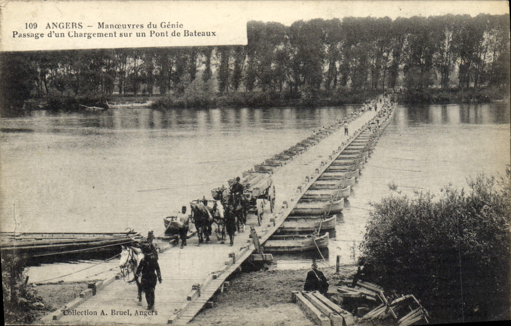 Angers — Manœuvres du Génie — Passage d'un Chargement sur un Pont de Bateaux — Collection A. Bruel, Angers