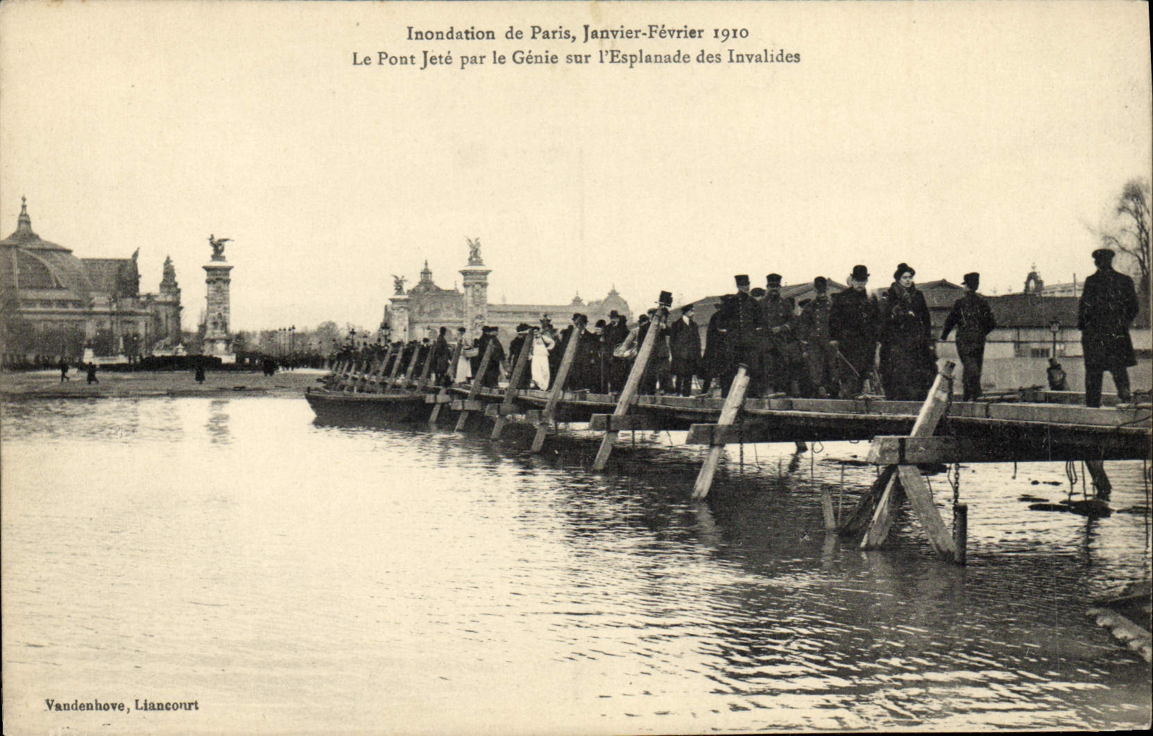 Überschwemmung in Paris, Januar-Februar 1910 — Der provisorische Brücke, gebaut vom Militär auf der Esplanade des Invaliden — Vandenhove, Liancour