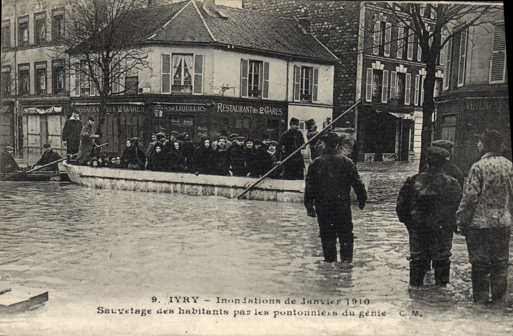 CPA Militaria Ivry Inondations de Janvier 1910 Sauvetage des habitants par les pontonniers du genie 