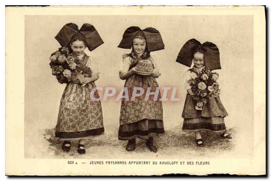 CPA Folklore Alsace Enfants Jeunes paysannes apportant du Kougloff et des fleurs 
