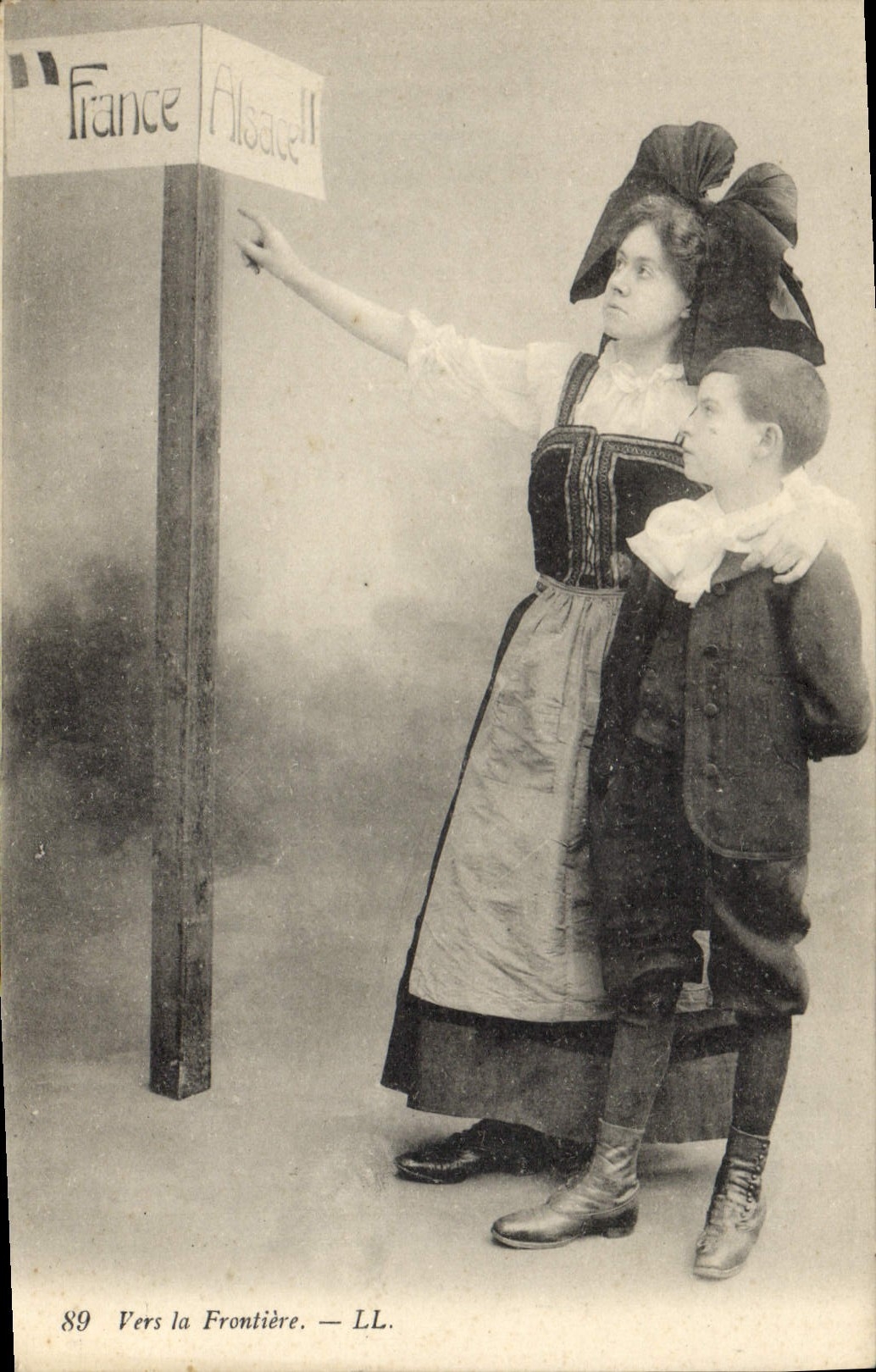 CPA Folklore Alsace Alsacienne Vers la frontiere 