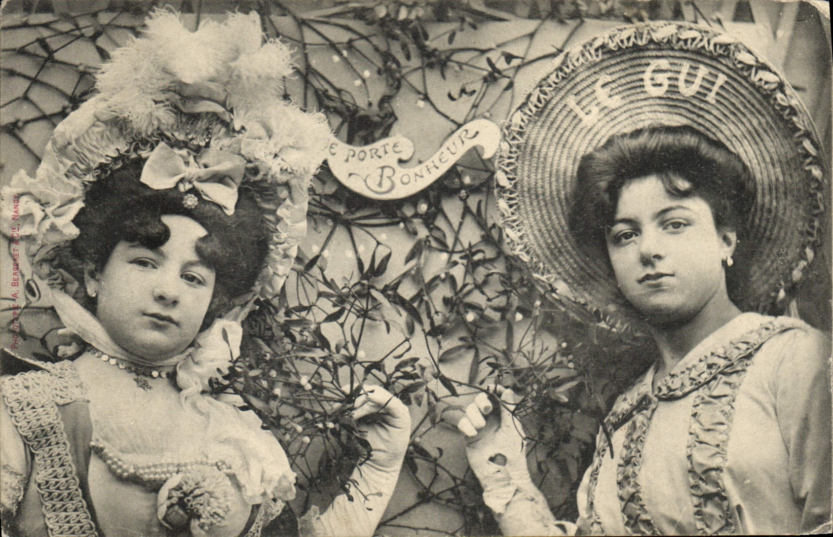 Due giovani donne in abito di Natale — 'Il vischio porta fortuna' — Fotografo A. Bernaret, Nancy