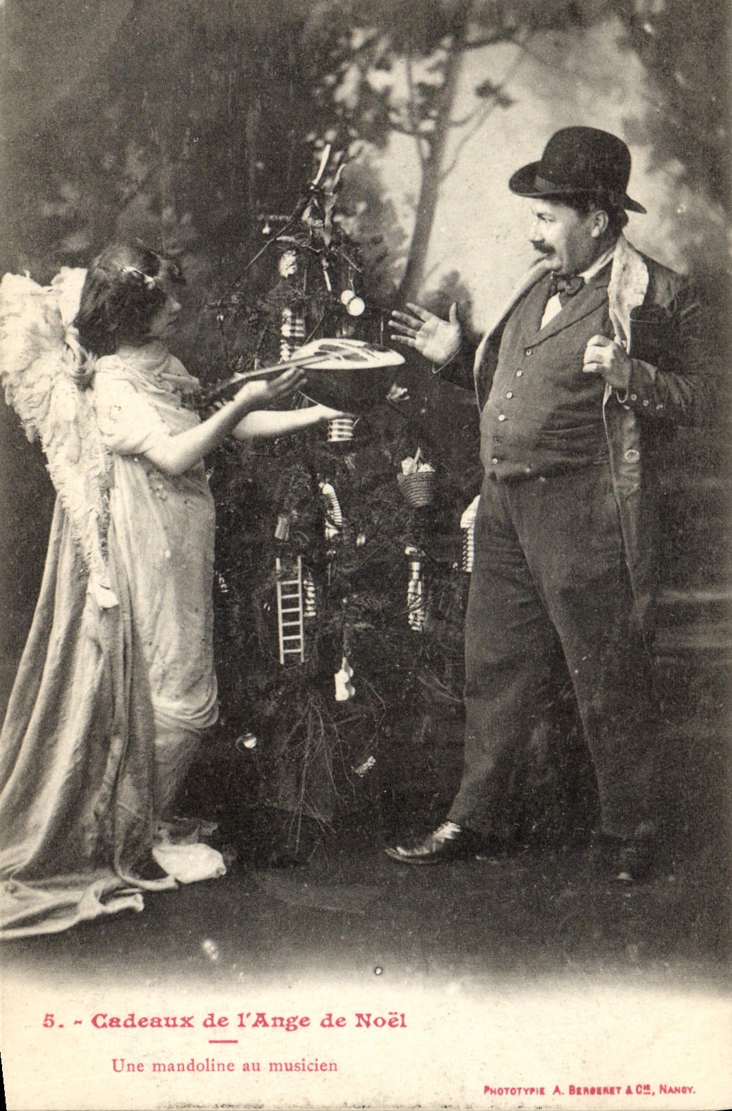 CPA Fantaisie Enfant Ange Cadeaux de l'ange de Noel Une mandoline au musicien 
