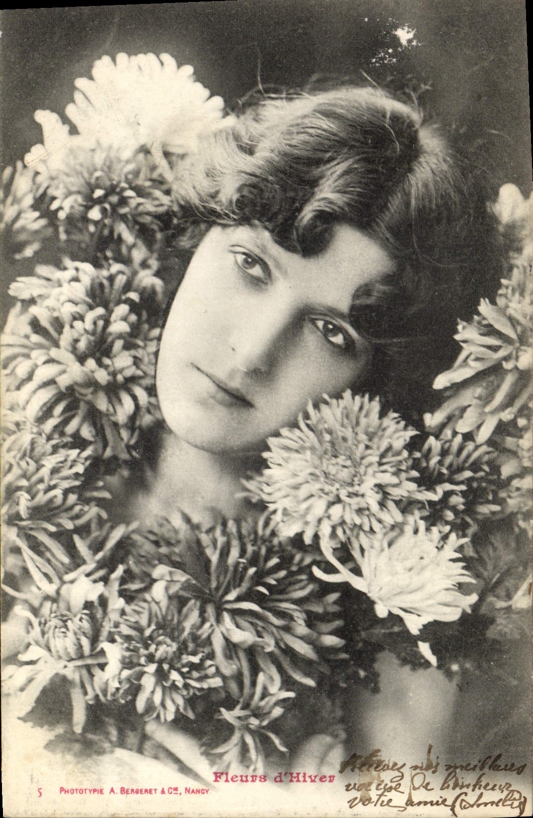 CPA Fantaisie Femme Fleurs d'hiver
