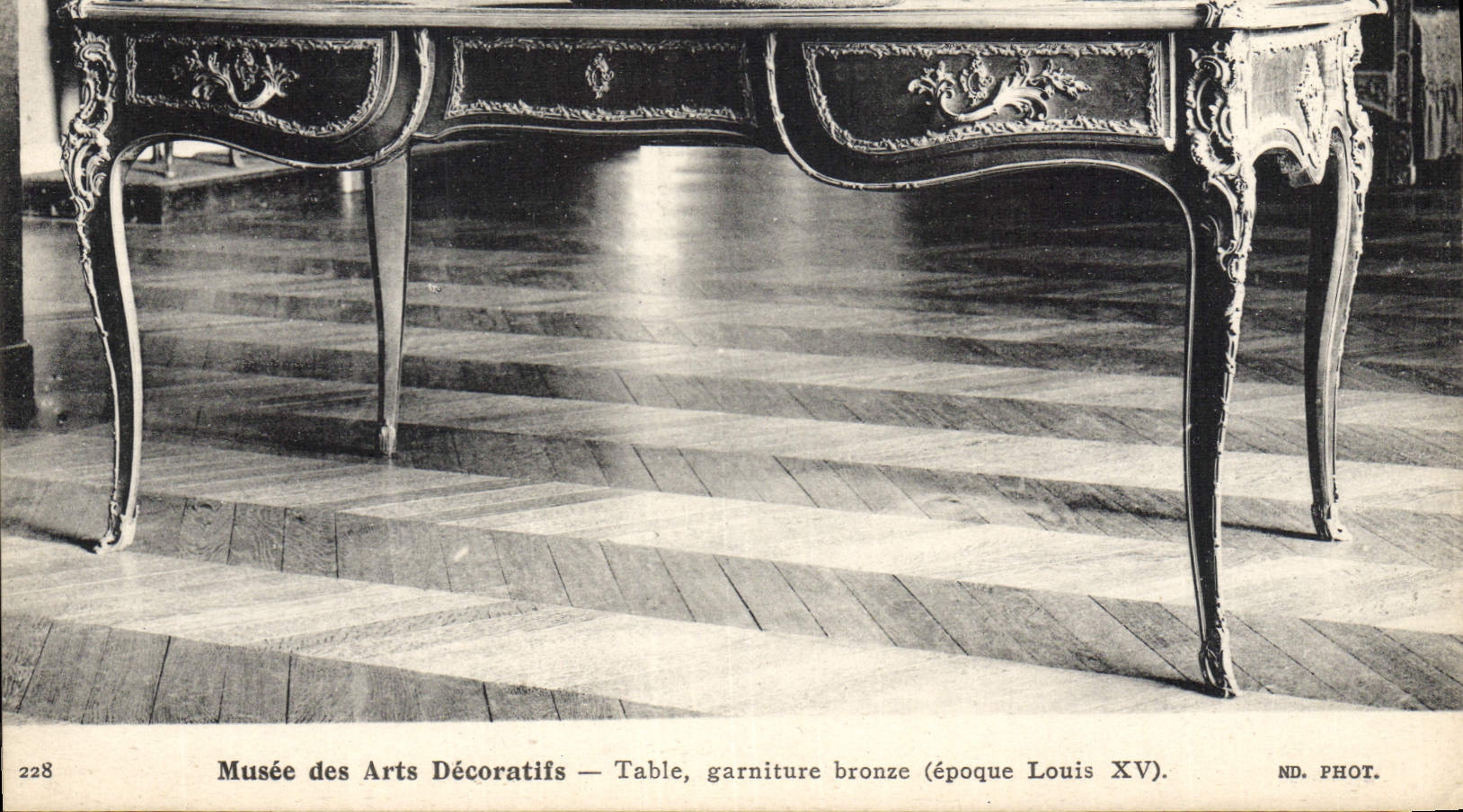 Musée des Arts Décoratifs — Table, garniture bronze (époque Louis XV)