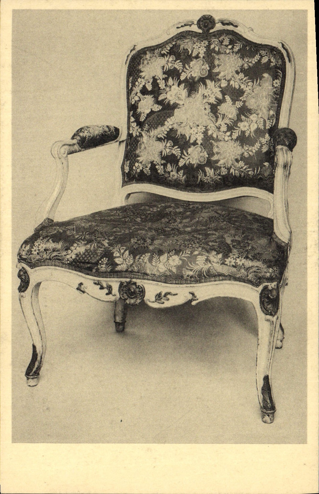 CPA Fauteuil en bois peint et sculpte louis XV 