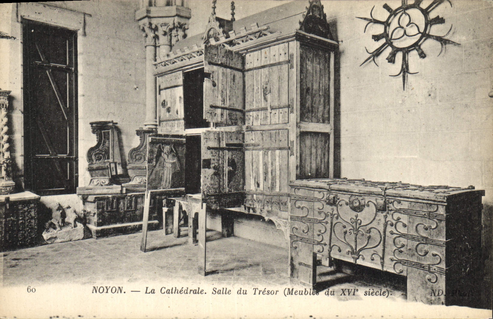 Noyon — La Cathédrale. Salle du Trésor (Meubles du XVIe siècle)