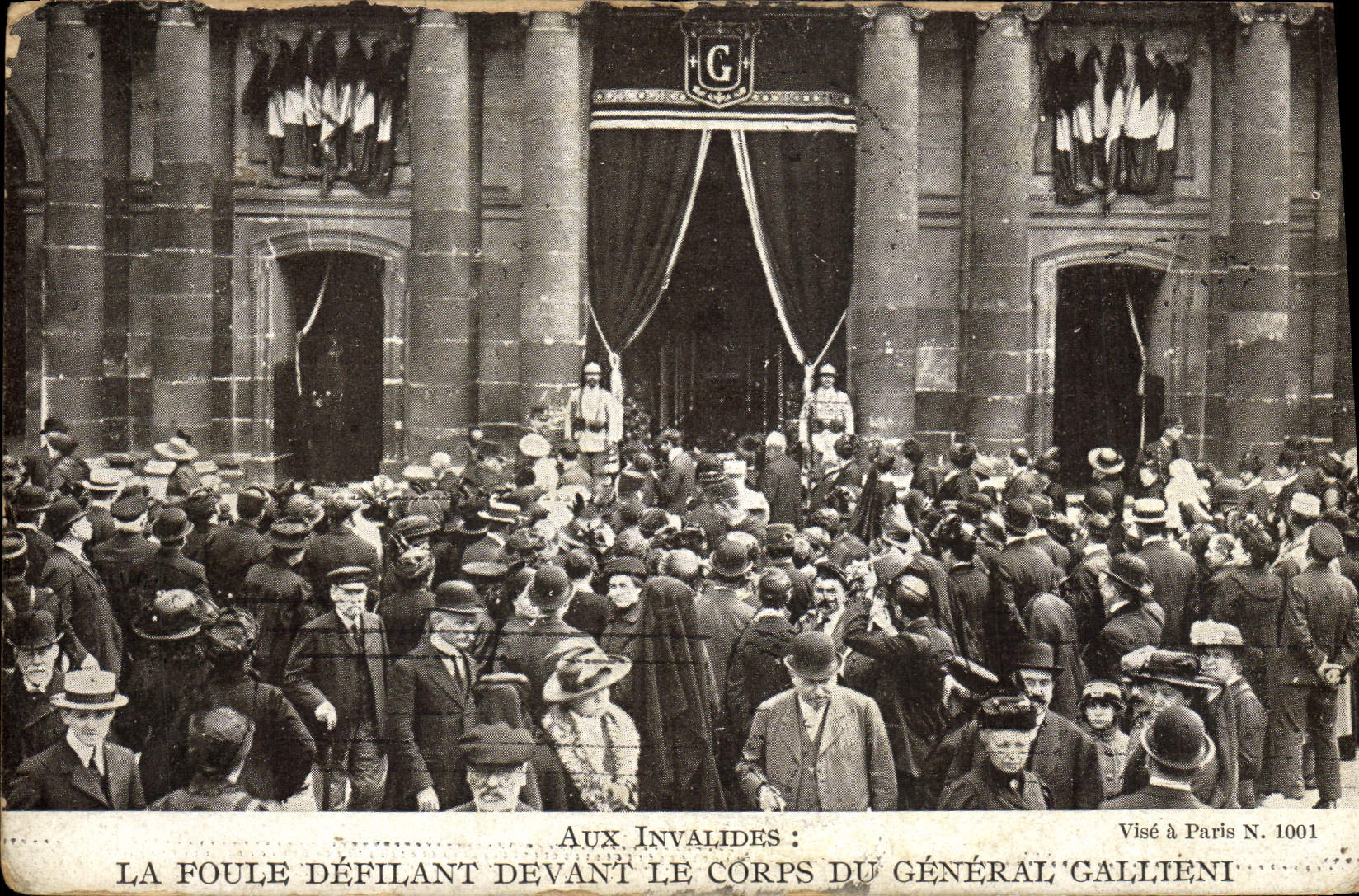 Aux Invalides : La foule défilant devant le corps du général Gallieni — Visé à Paris N. 1001
