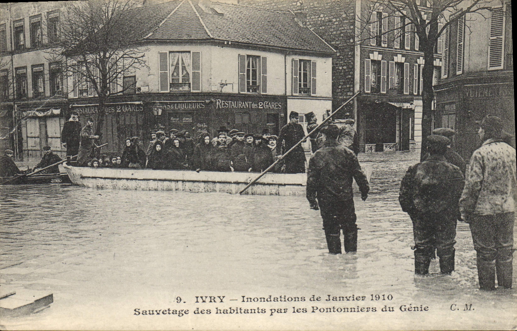 IVRY — Inondations de Janvier 1910 — Sauvetage des habitants par les Pontonniers du Génie — C.M.