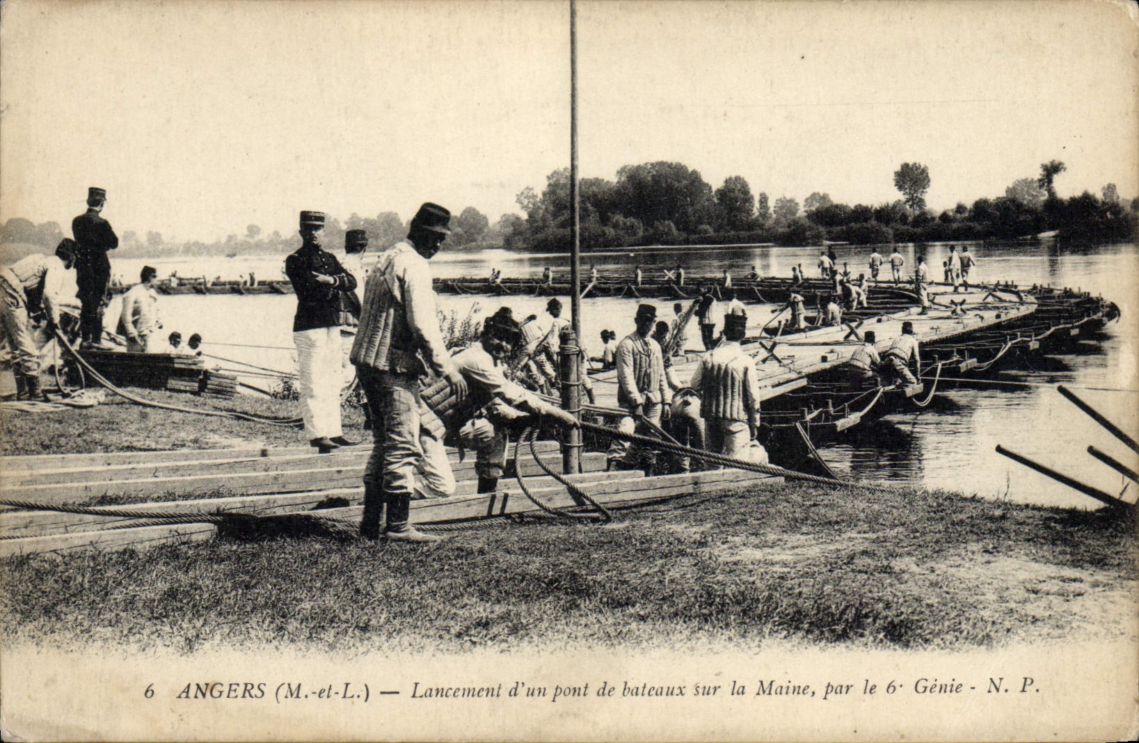 Angers (M.-et-L.) — Lance ment d'un pont de bateaux sur la Maine, par le 6e Génie - N. P.
