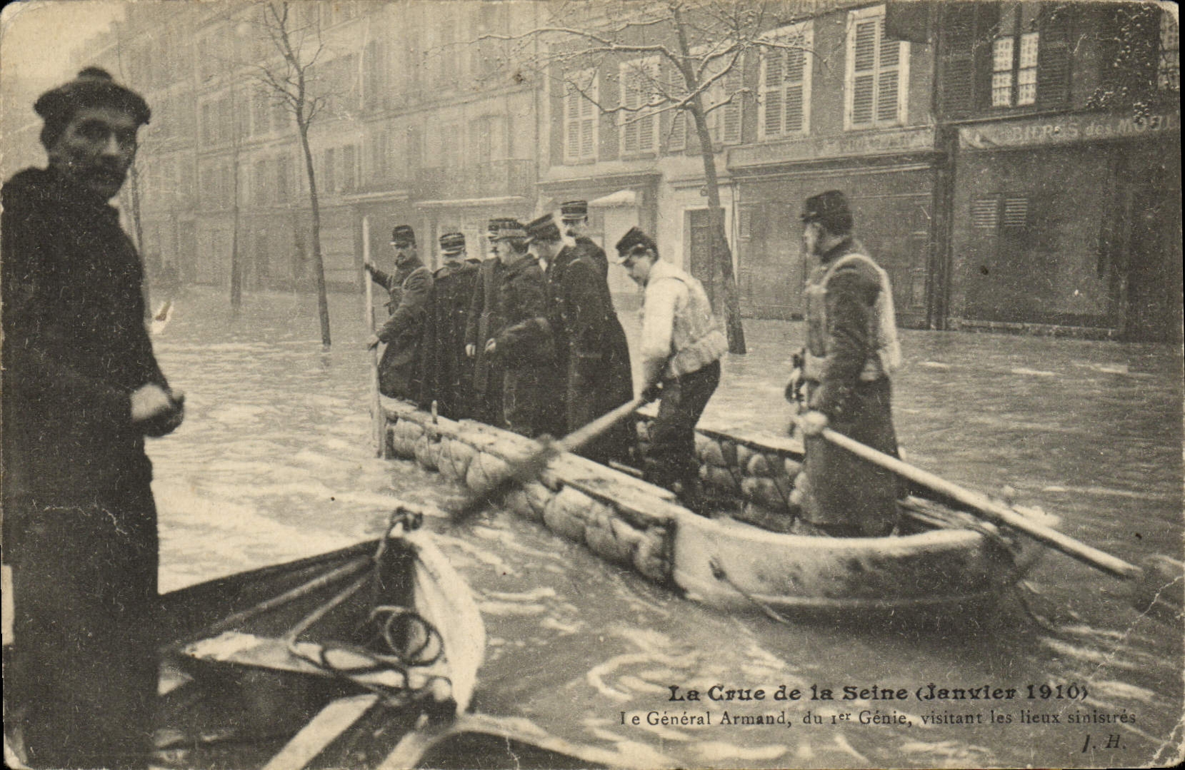 La Crue de la Seine (Janvier 1910) — Le Général Armand, du 1er Génie, visitant les lieux sinistrés — J. H.