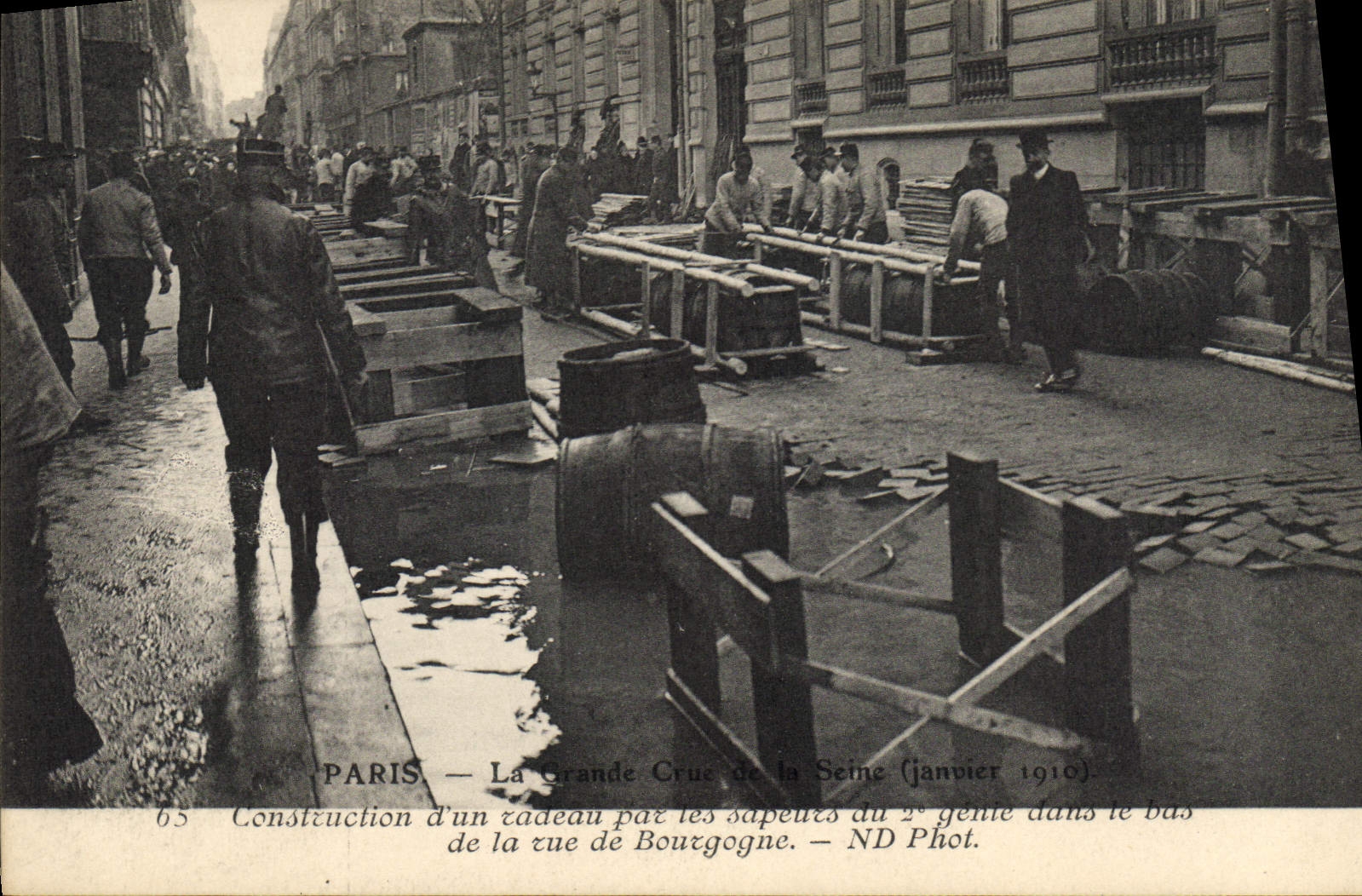 Paris — La Grande Crue de la Seine (janvier 1910) — Construction d'un radeau par les sapeurs du 2e génie dans le bas de la rue de Bourgogne — ND Phot.