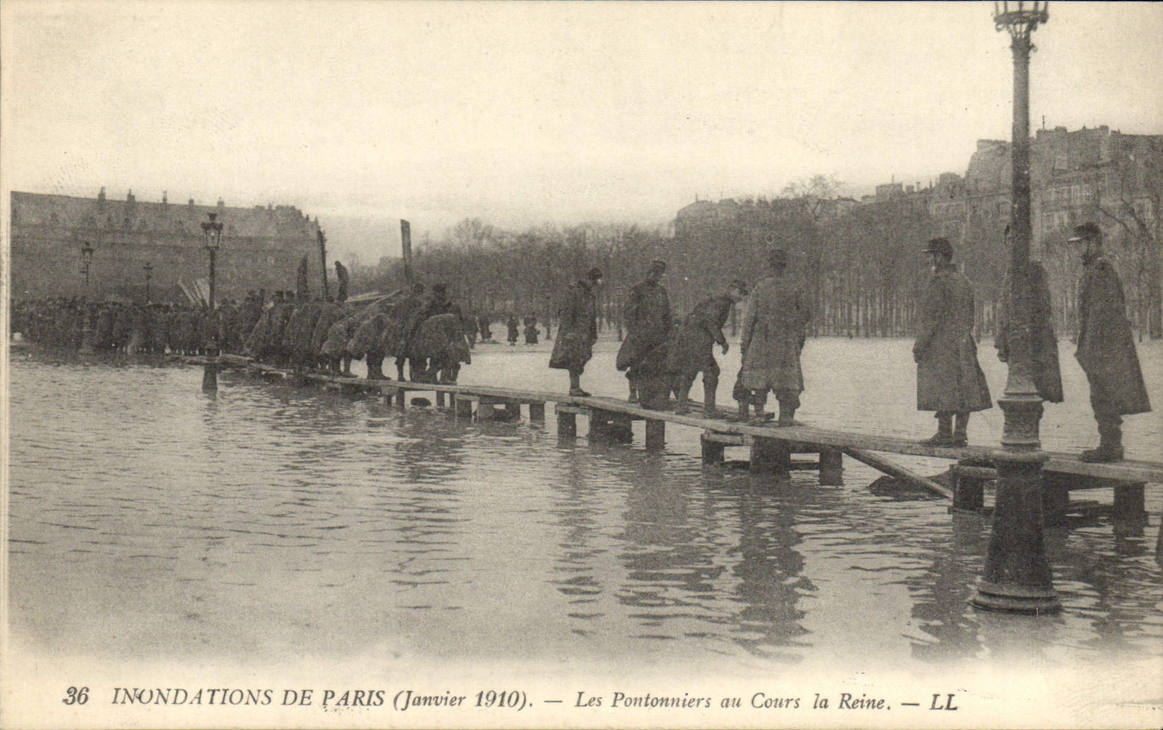 Inondations de Paris (Janvier 1910) — Les Pontonniers au Cours la Reine — LL
