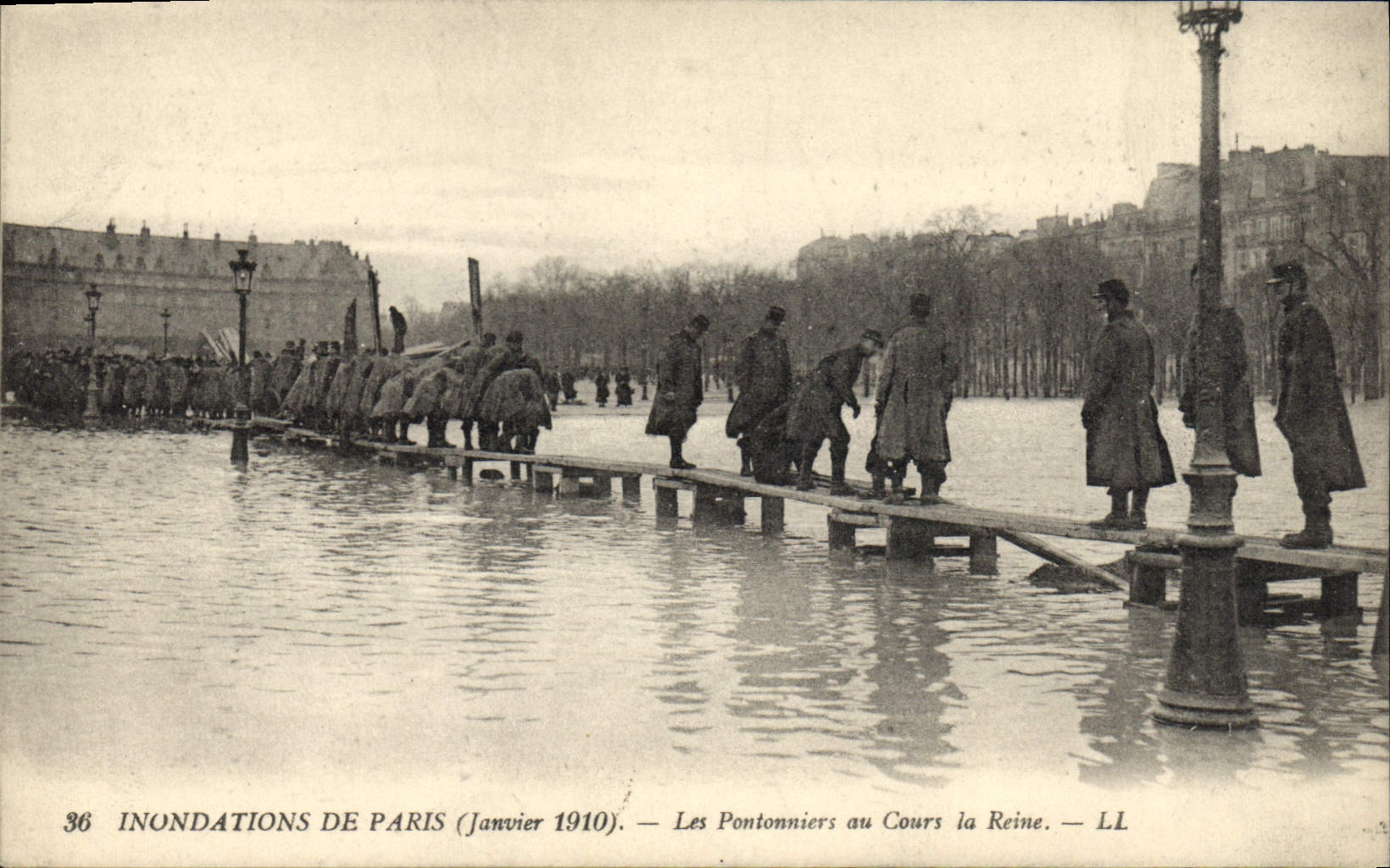 Inondations de Paris — Janvier 1910 — Les Pontonniers au Cours la Reine — LL