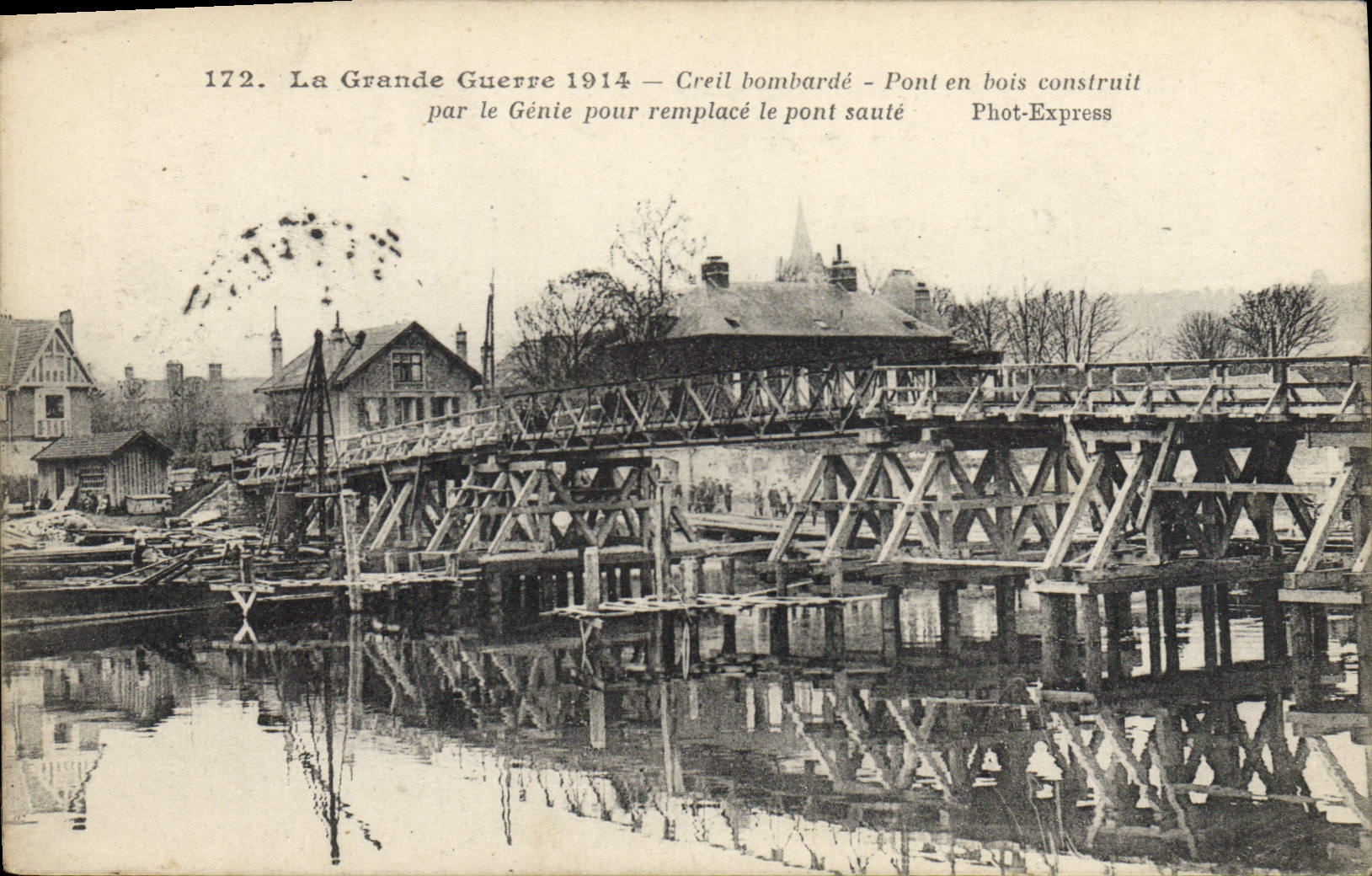 Creil bombardé — Pont en bois construit par le Génie pour remplacer le pont sauté — Phot-Express
