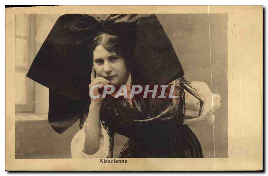 Alsacienne — femme portant un grand châle noir — CPAPHIL - Anverso