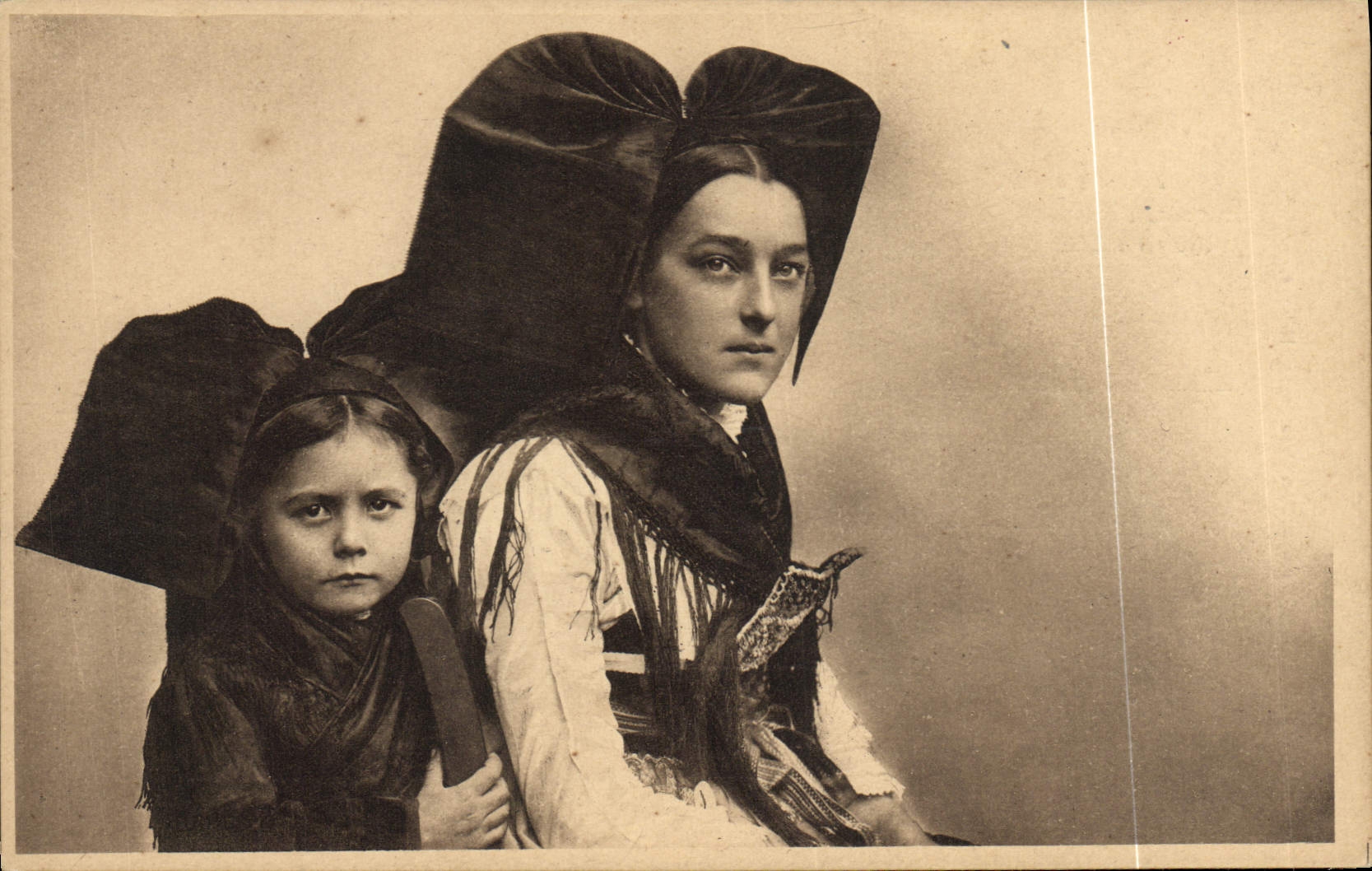 Femme et enfant en costume traditionnel — éditeur Revue Akarienne, Strasbourg