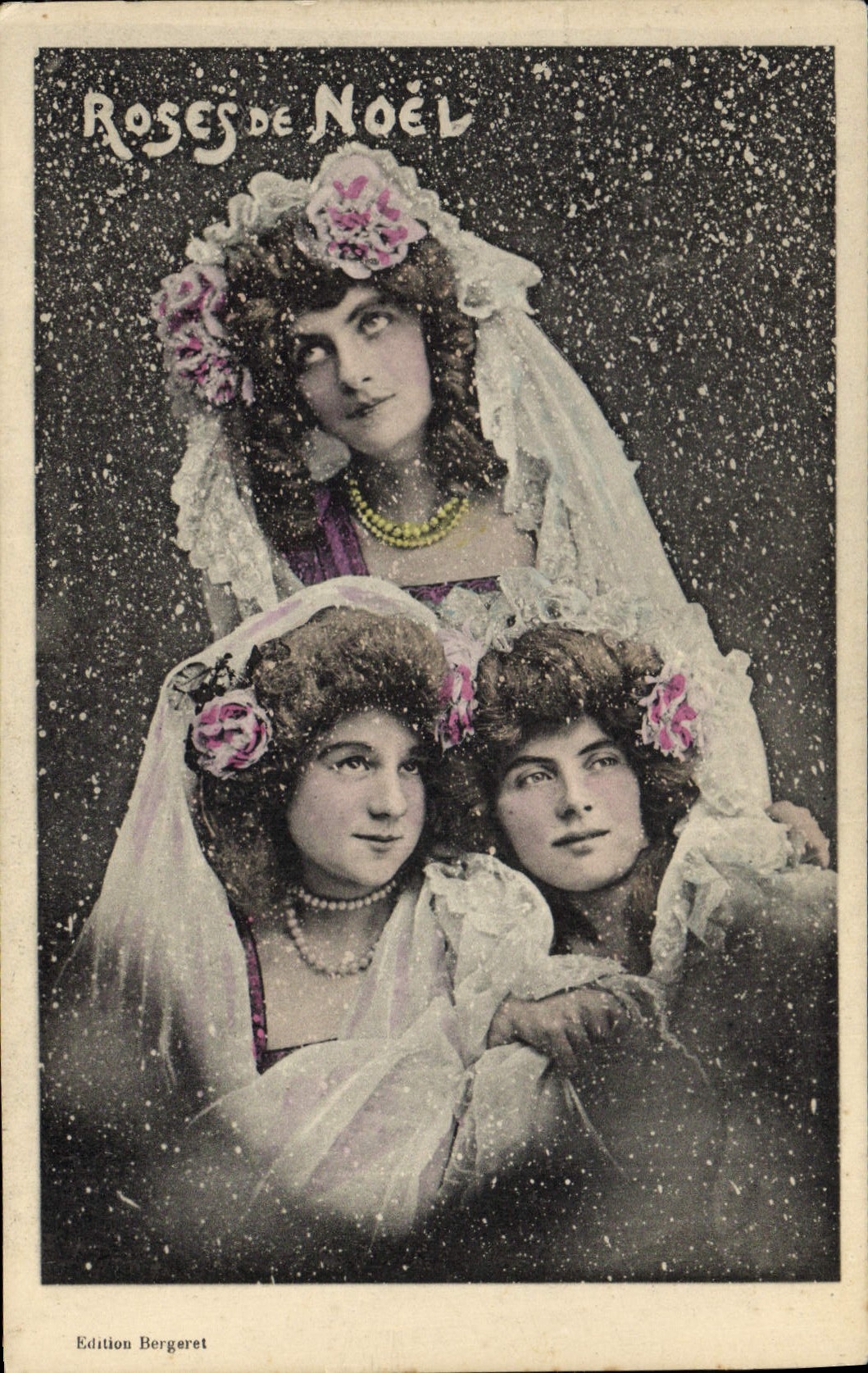 Trois jeunes femmes en robe de mariée — Roses de Noël — Edition Bergeret