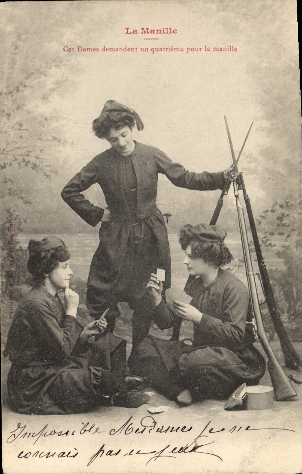 Trois femmes en tenue militaire jouant aux cartes — La Manille — Éditeur A. Boyer et Cie, N° 103