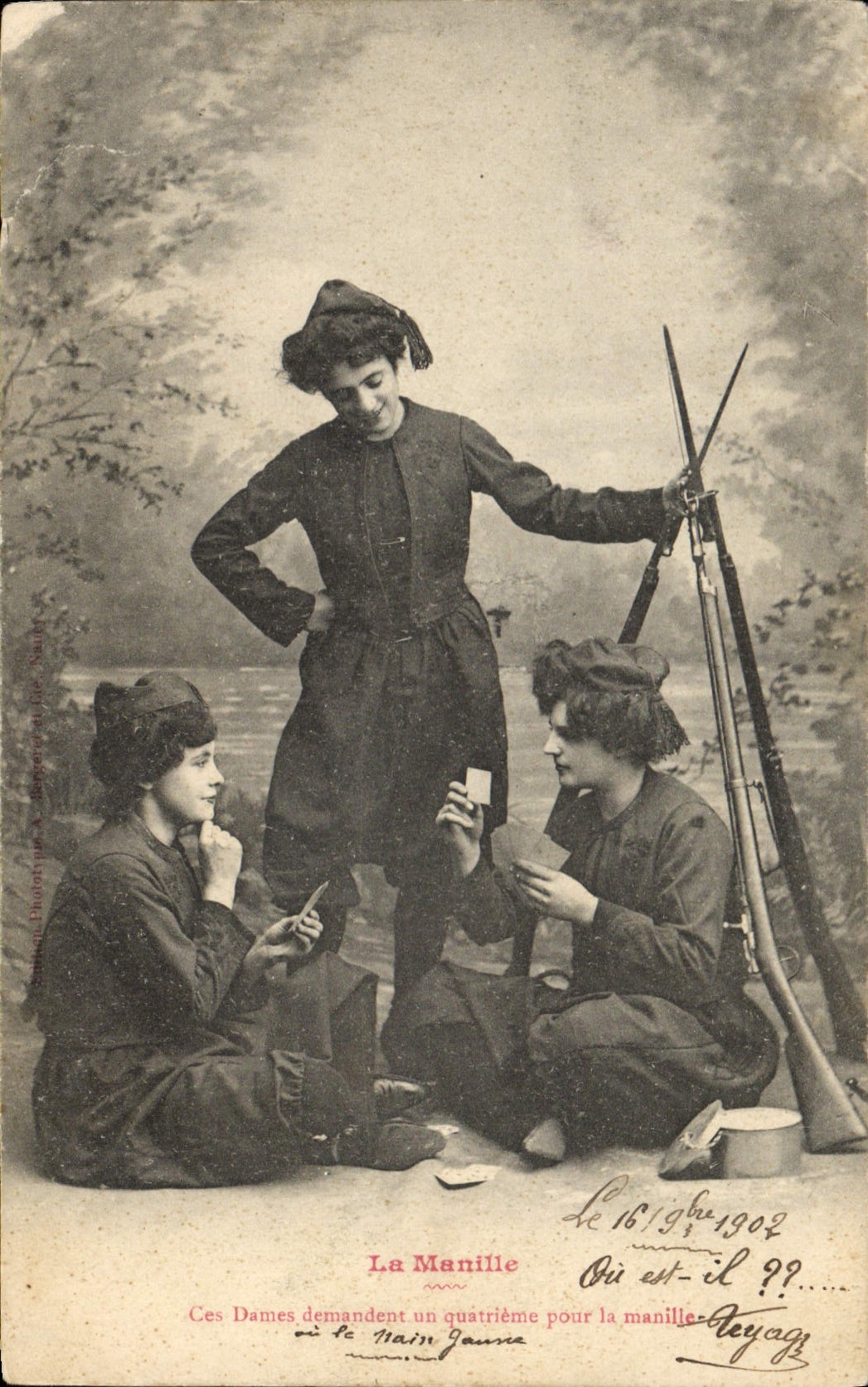 Trois femmes en tenue militaire — jeu de cartes — La Manille, éditeur A. Bergeret & Fils, N° 1619