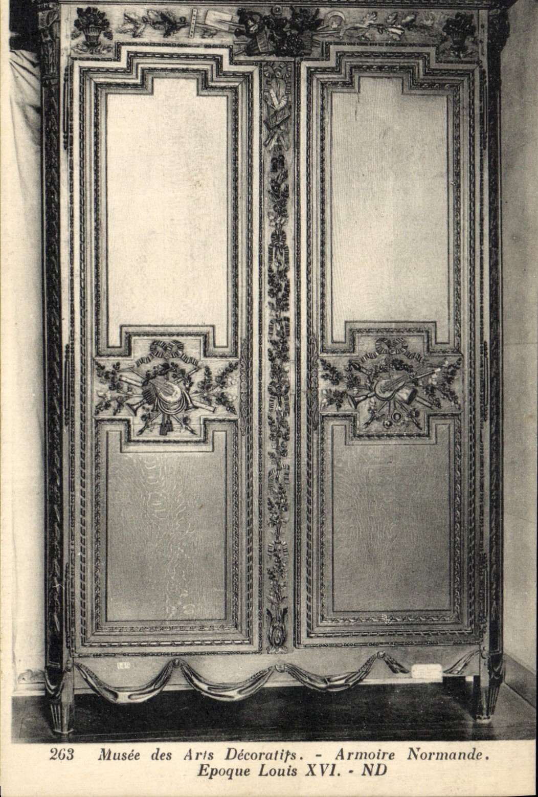Armoire Normande — Époque Louis XVI — Musée des Arts Décoratifs