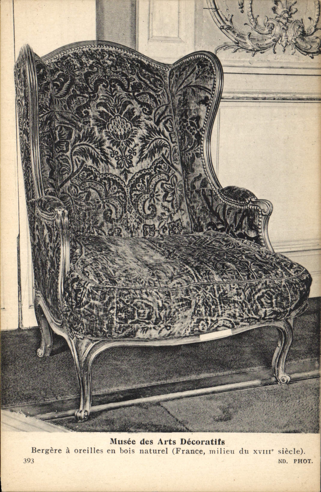 Bergère à oreilles en bois naturel — Musée des Arts Décoratifs, France, milieu du XVIIIe siècle — ND. PHOT. n° 393