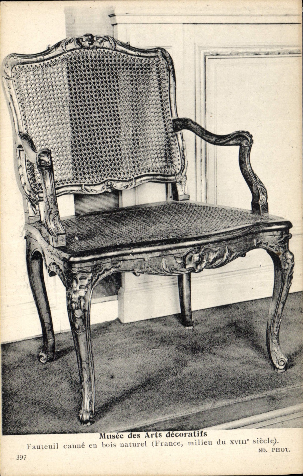 Fauteuil canné en bois naturel — Musée des Arts décoratifs — n° 397
