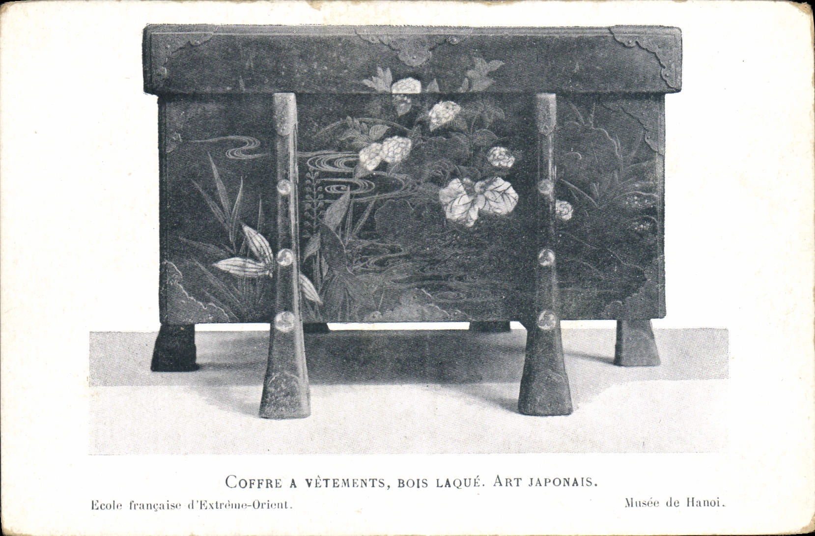Coffre à vêtements, bois laqué — Art japonais — Musée de Hanoï