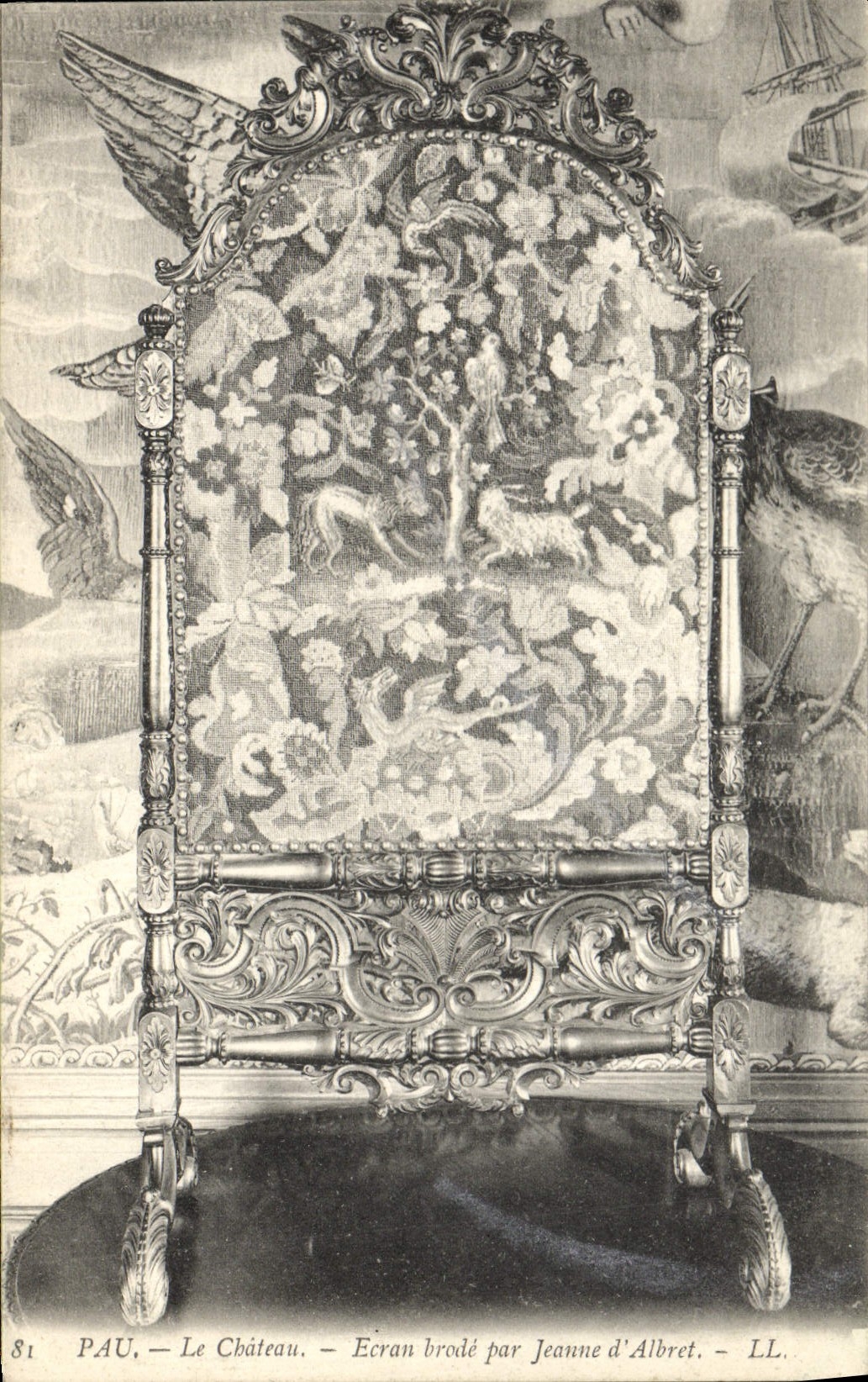 PAU — Le Château — Écran brodé par Jeanne d'Albret — LL. — N° 81