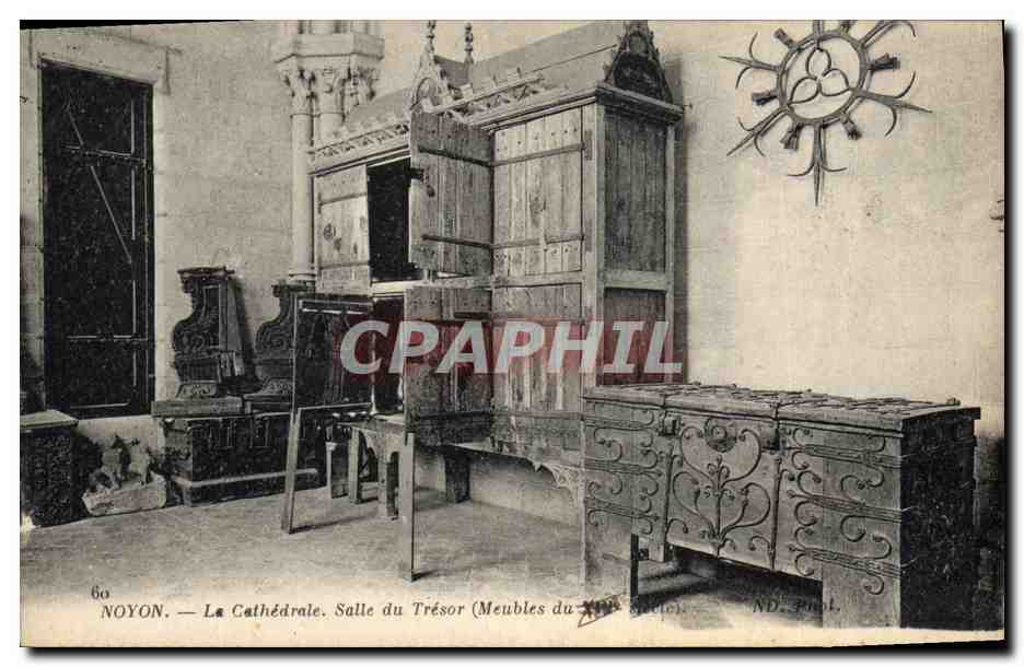 Noyon — La Cathédrale. Salle du Trésor (Meubles du XIIIe siècle)