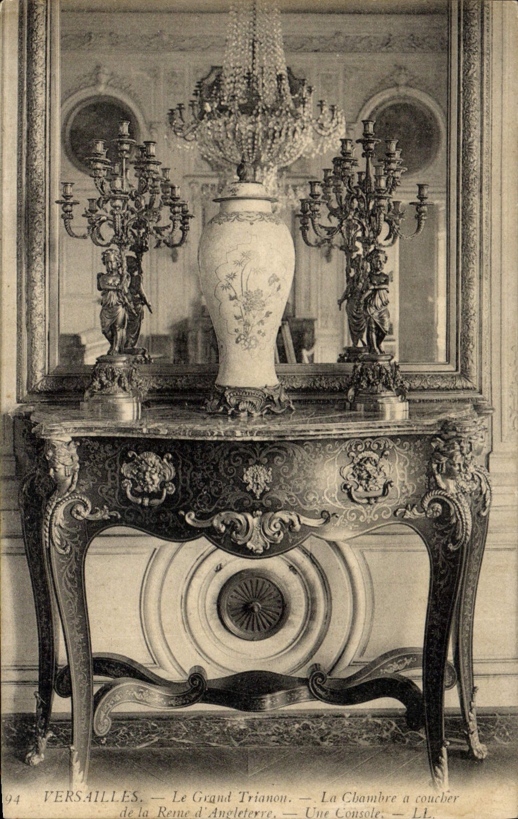 Versailles — Le Grand Trianon — La Chambre à coucher de la Reine d'Angleterre — Une Console — LL. — N° 94