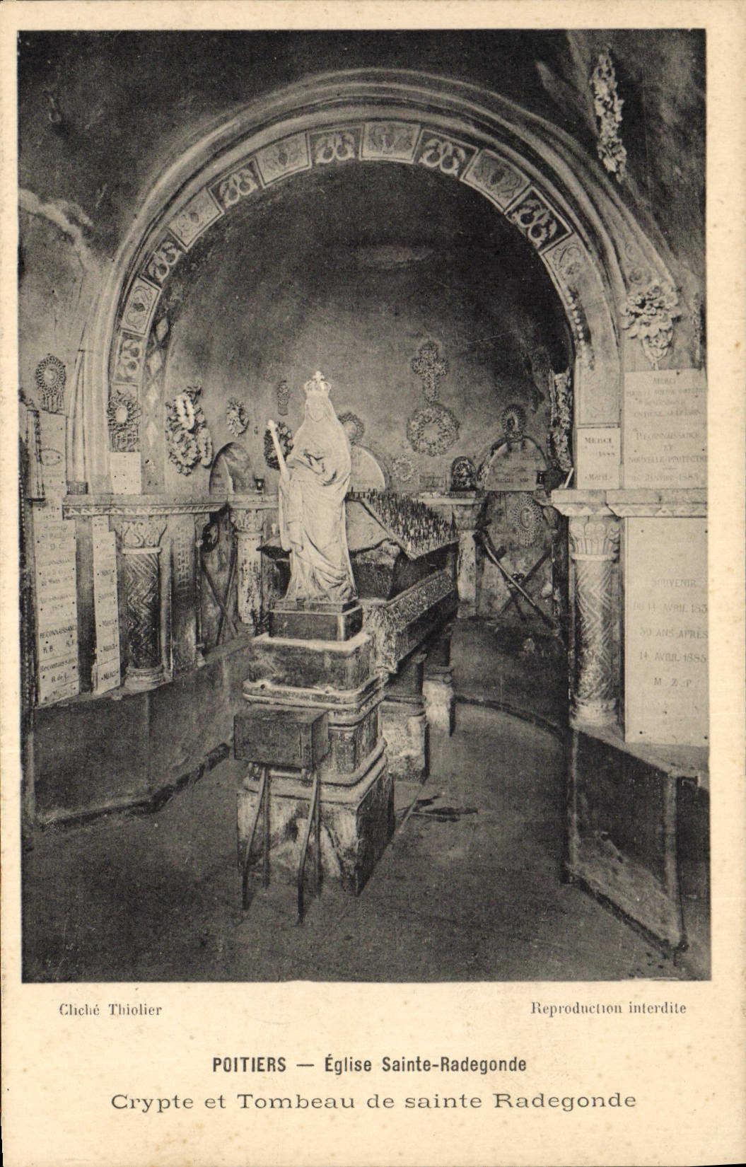 CPA Poitiers Eglise Sainte Radegonde Crypte et tombeau de Sainte Radegonde