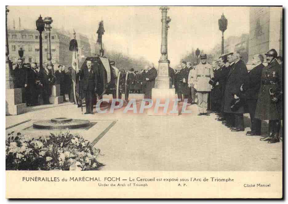 Funérailles du Maréchal Foch — Le cercueil exposé sous l'Arc de Triomphe — Cliché Manuel