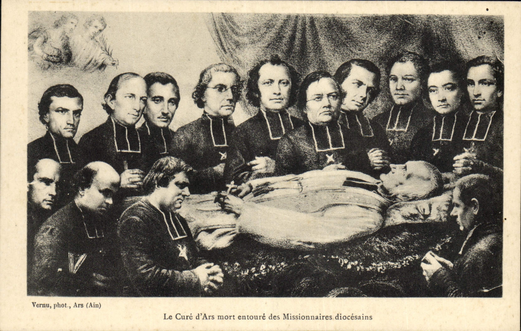 CPA Le cure d'Arc mort entoure des missionnaires diocesains 