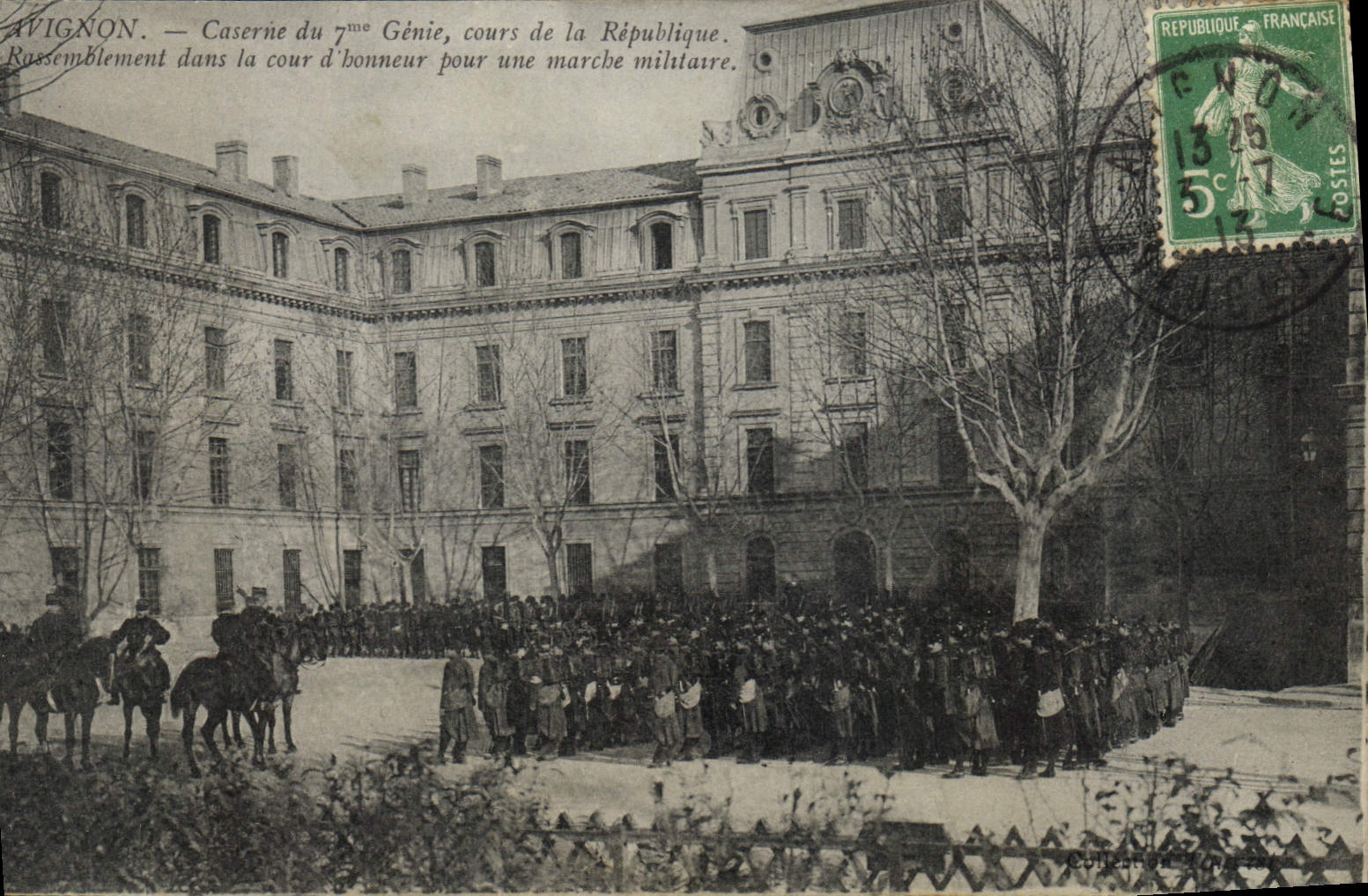 Avignon — Caserne du 7ème Génie, cours de la République — rassemblement pour une marche militaire