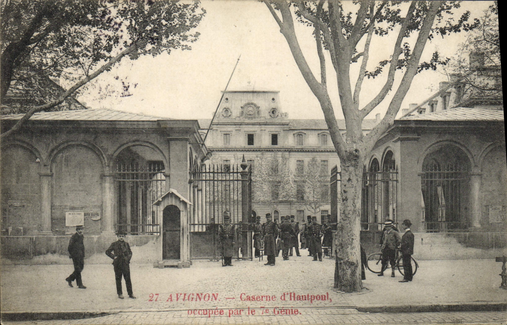 CPA Militaria Avignon Caserne d'Hautpoul occupee par le 7eme Genie