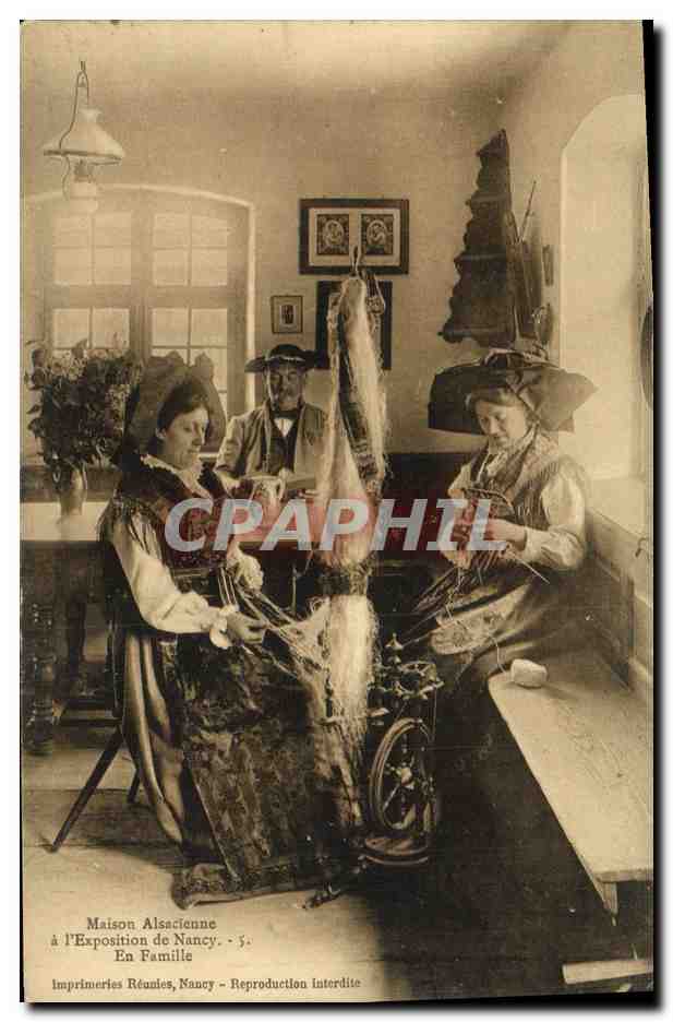 CPA Folklore Alsace Maison Alsacienne a l'exposition de Nancy En famille 