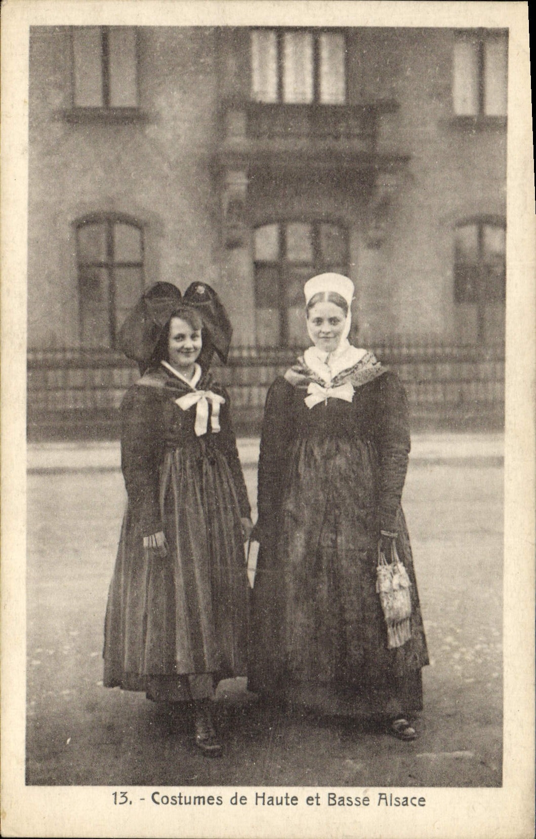 CPA Folklore Alsace Costumes de Haute et Basse Alsace 