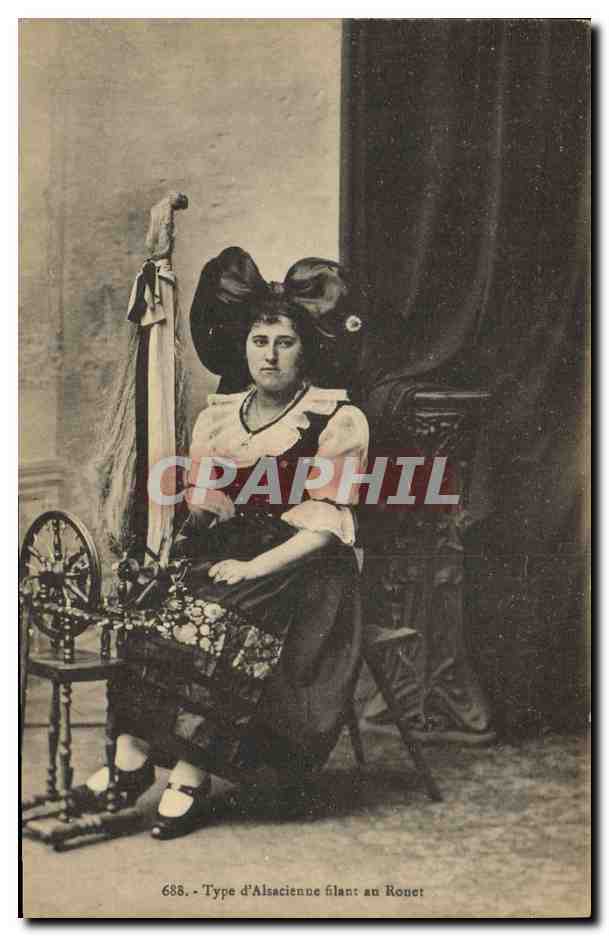 CPA Folklore Alsace Type d'Alsacienne filant au rouet 