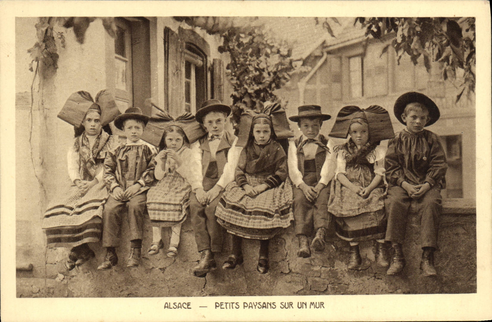 CPA Folklore Alsace Petits paysans sur un mur Enfants 