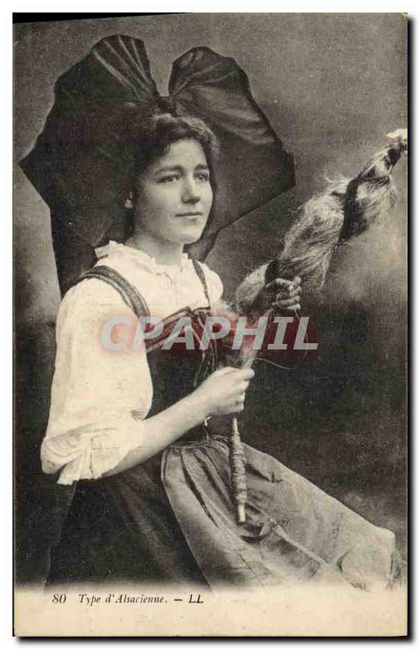 CPA Folklore Alsace Type d'Alsacienne Fileuse 