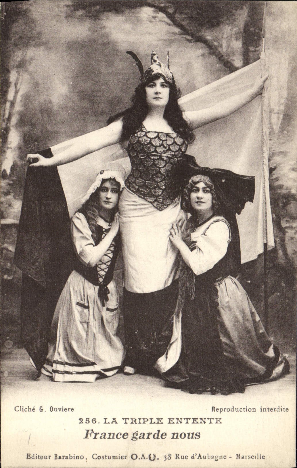CPA Folklore Alsace La Triple Entente France Gardez nous 